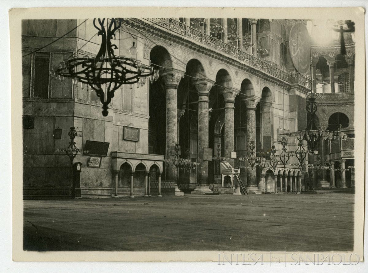 Interno della basilica di Santa Sofia a Costantinopoli, ultimo quarto 1800 - 1926 (fotografo sconosciuto)