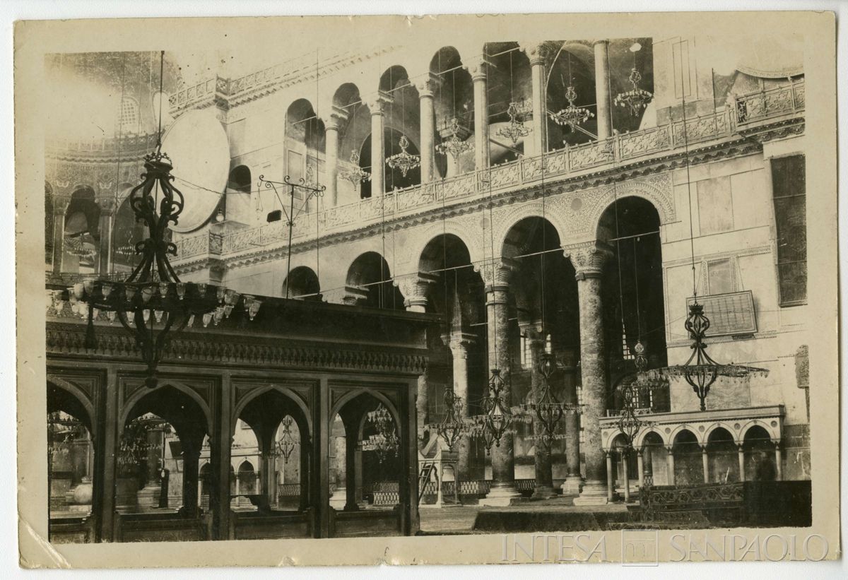 Interno della basilica di Santa Sofia a Costantinopoli, ultimo quarto 1800 - 1926 (fotografo sconosciuto)