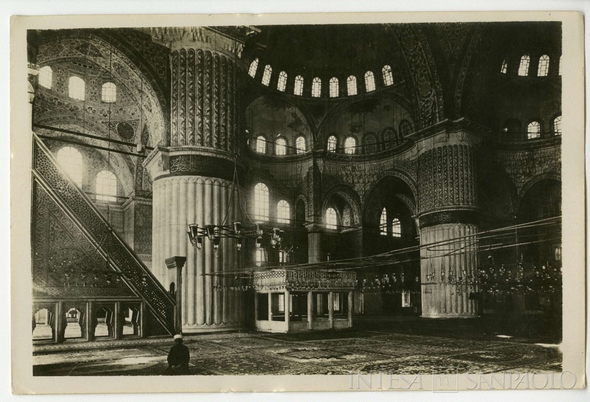 Interno della Moschea Blu a Costantinopoli, ultimo quarto 1800 - 1926 (fotografo sconosciuto)
