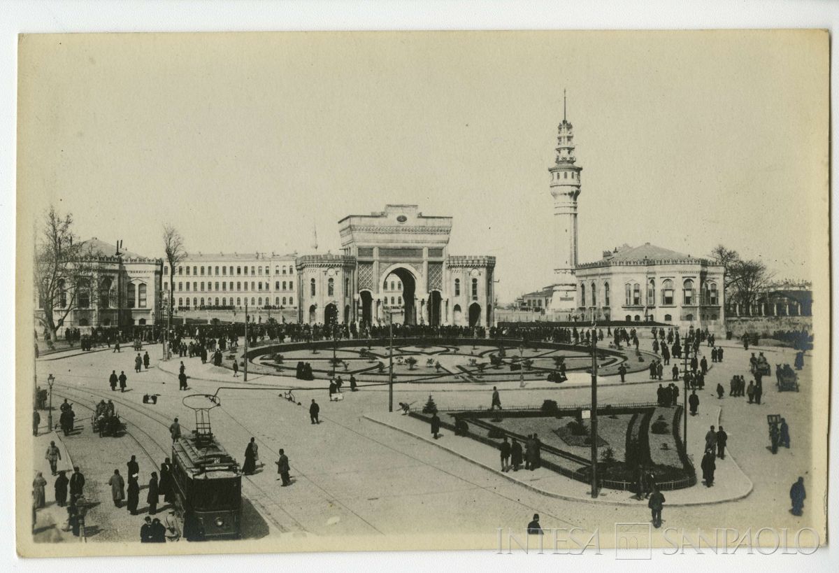 Piazza e torre di Beyazit a Costantinopoli, ultimo quarto 1800 - 1926 (fotografo sconosciuto)
