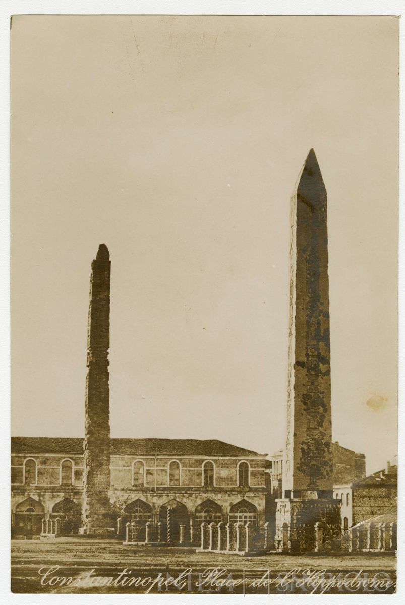 Piazza dell'Ippodromo con l'obelisco di Teodosio a Costantinopoli, ultimo quarto 1800 - 1926 (fotografo sconosciuto)