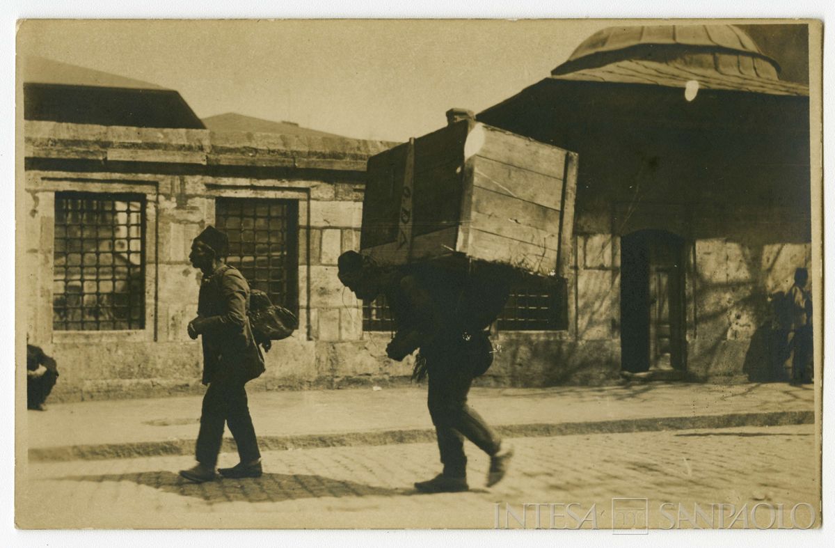 Lavoratori nelle strade di Costantinopoli, ultimo quarto 1800 - 1926 (fotografo sconosciuto)