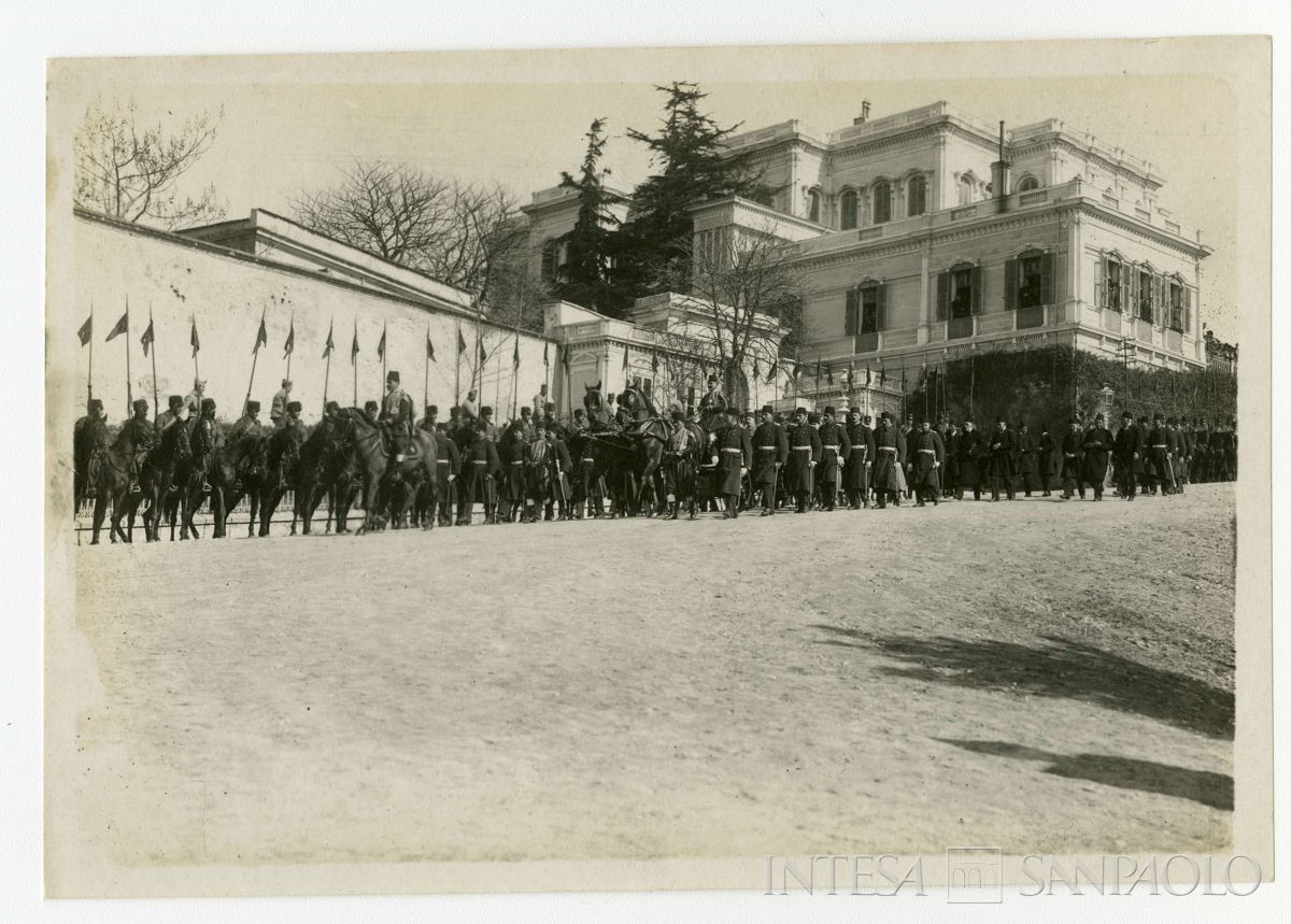 Esercito durante la preghiera del venerdì, ultimo quarto 1800 - 1926 (fotografo sconosciuto)