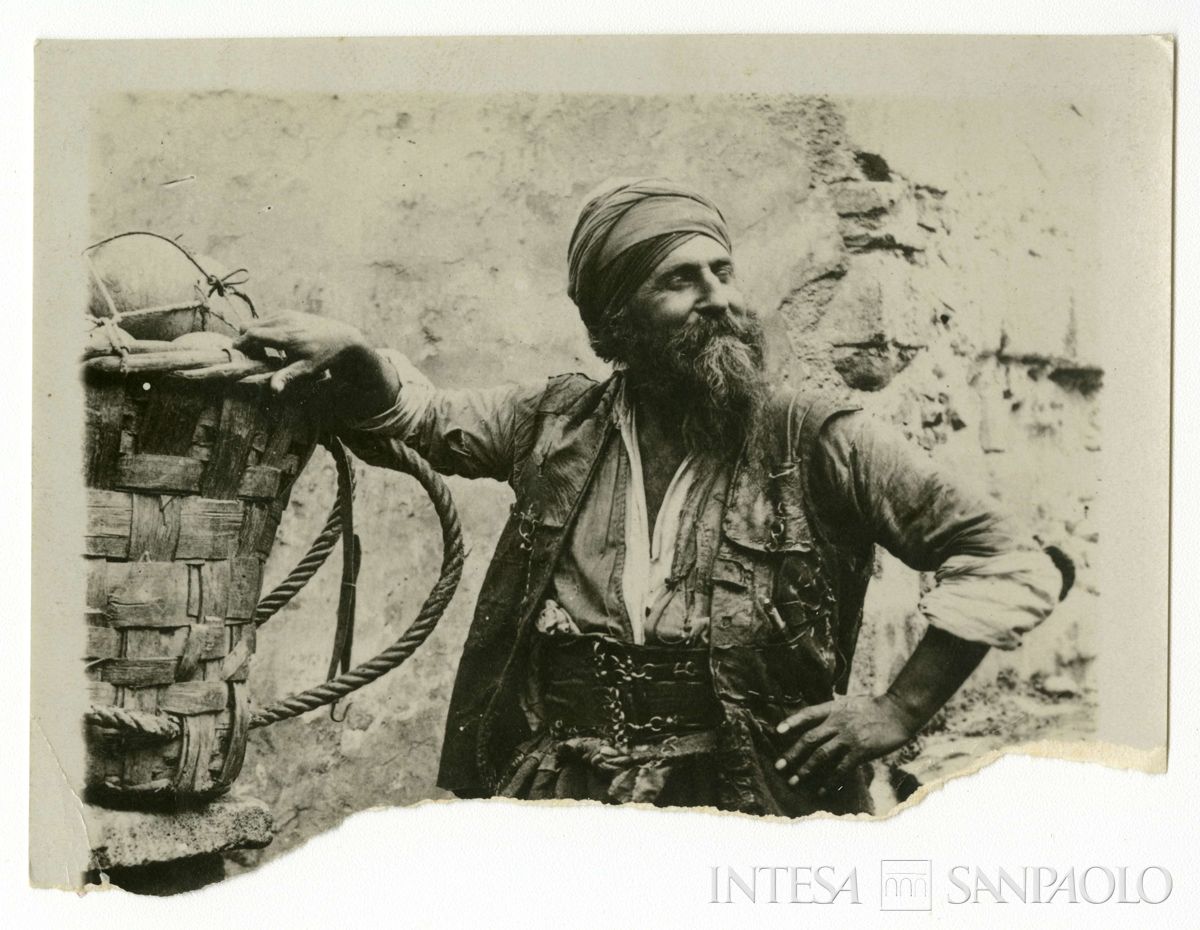 Ritratto di uomo in abiti turchi, ultimo quarto 1800 - 1926 (fotografo sconosciuto)