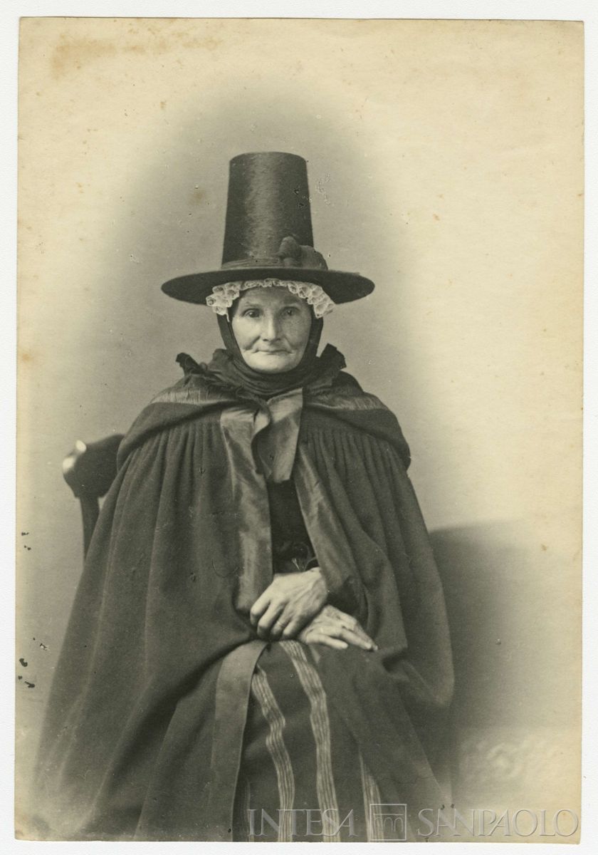 Ritratto femminile in costume tradizionale gallese, post 1898 - anni 1920 (fotografo sconosciuto)