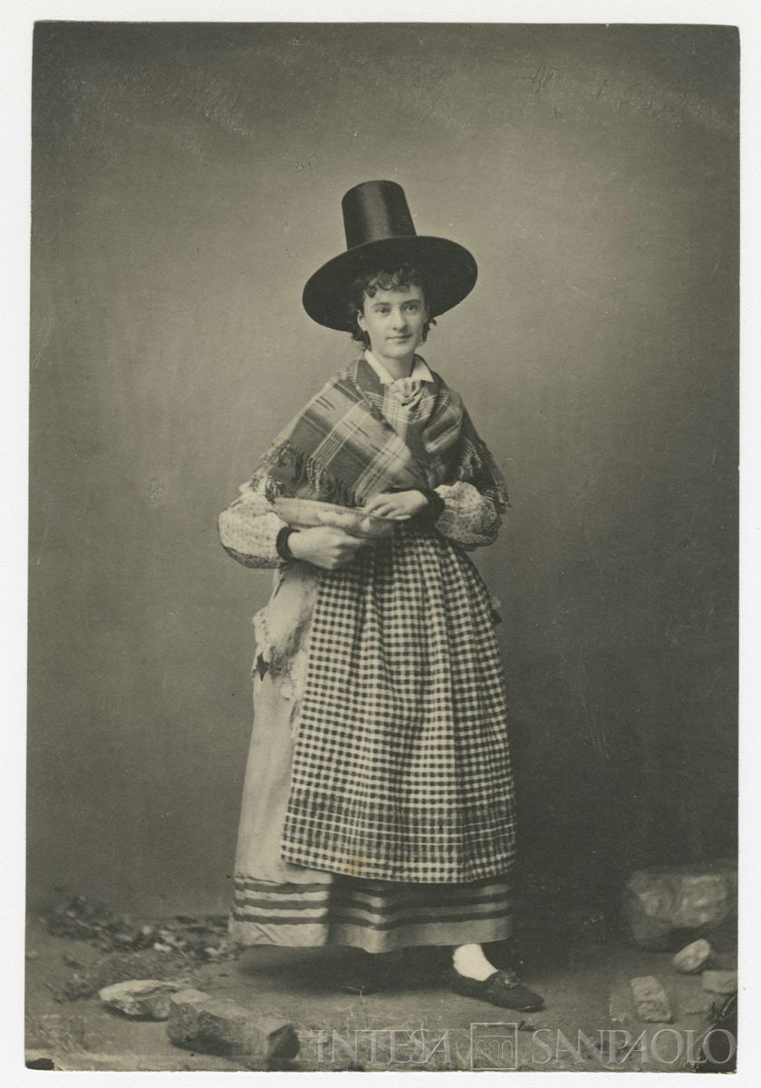 Ritratto femminile in costume tradizionale gallese, post 1898 - anni 1920 (fotografo sconosciuto)