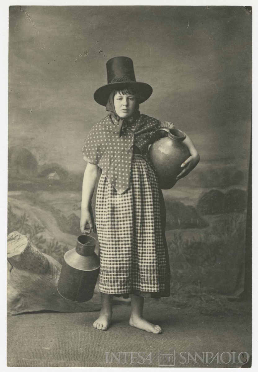 Ritratto femminile in costume tradizionale gallese, post 1898 - anni 1920 (fotografo sconosciuto)