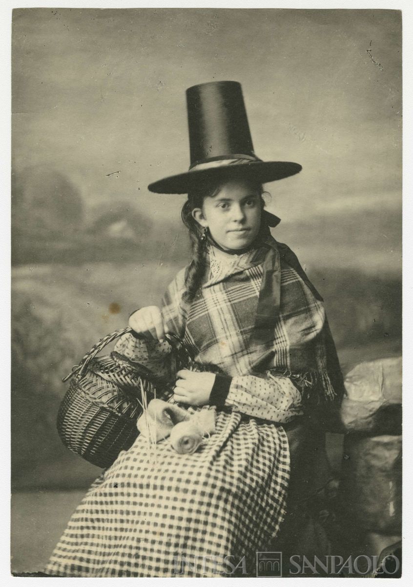 Ritratto femminile in costume tradizionale gallese, post 1898 - anni 1920 (fotografo sconosciuto)
