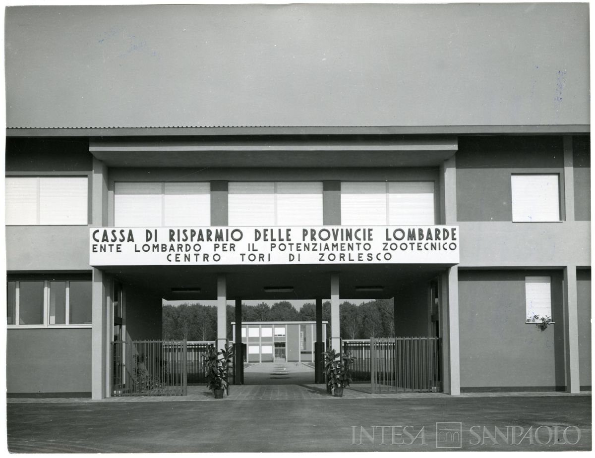 Cariplo, Ente lombardo per il potenziamento zootecnico: Centro Tori di Zorlesco, entrata con insegna, 1964 (foto di Color Press)