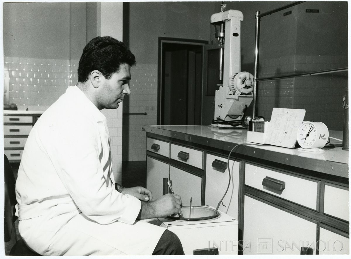 Cariplo, Ente lombardo per il potenziamento zootecnico: Centro Tori di Zorlesco, laboratorio di analisi del seme con personale al lavoro, 1964 (foto di Color Press)