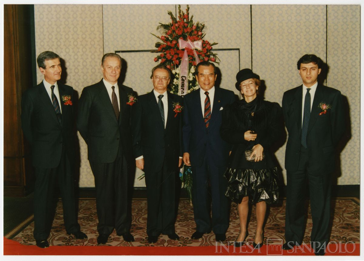 Inaugurazione dell'ufficio di rappresentanza di Seoul, da sinistra Pesci Romano, Molinari Sandro, Ferrari Camillo, due persone n.i. e Antollini Massimo, 9 novembre 1989 (fotografo sconosciuto)