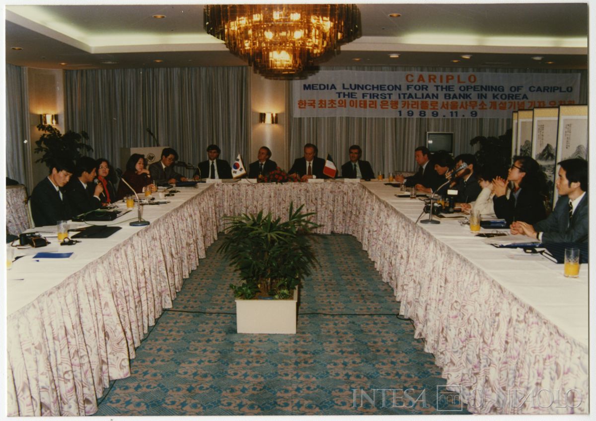 Conferenza stampa in occasione dell'inaugurazione dell'ufficio di rappresentanza di Seoul, 9 novembre 1989 (fotografo sconosciuto)