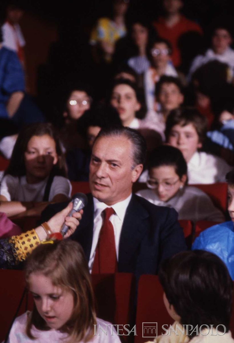 Econogioco 3, il presidente della Cariplo Sandro Molinari tra il pubblico di studenti delle classi non qualificatesi per la finale, 1984-1985 (fotografo sconosciuto)