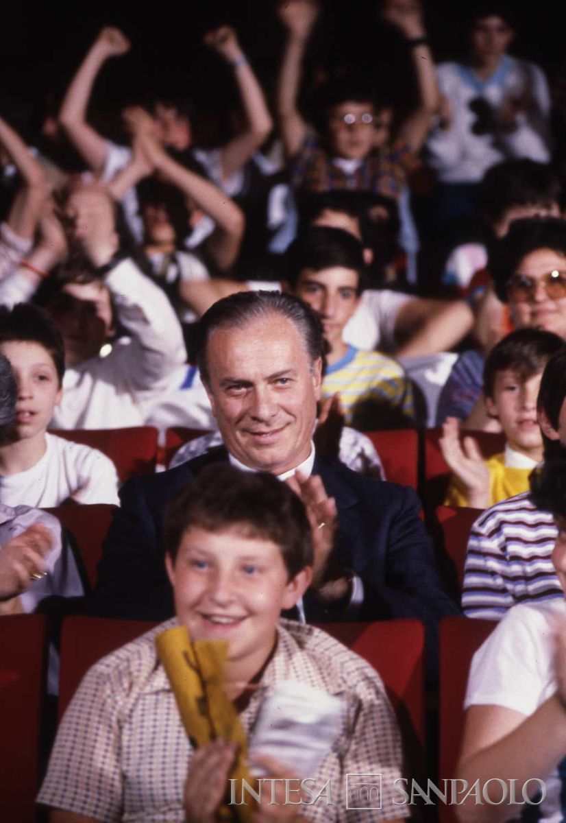 Econogioco 3, il presidente della Cariplo Sandro Molinari tra il pubblico di studenti delle classi non qualificatesi per la finale, 1984-1985 (fotografo sconosciuto)