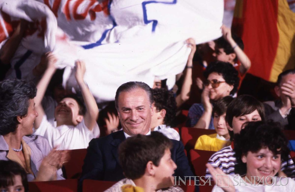 Econogioco 3, il presidente della Cariplo Sandro Molinari tra il pubblico di studenti delle classi non qualificatesi per la finale, 1984-1985 (fotografo sconosciuto)