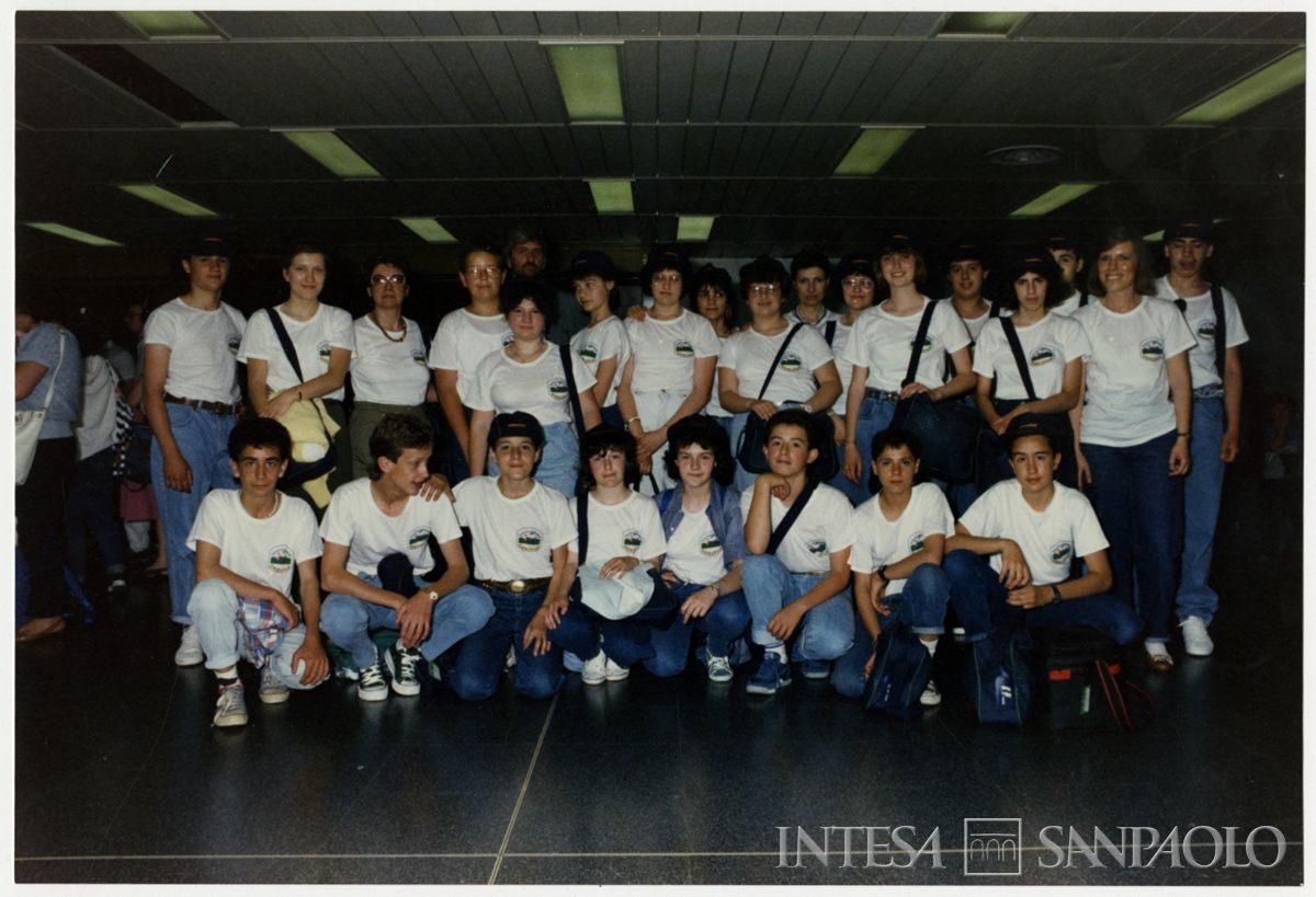Econogioco 5: ritratto di gruppo della classe 3C della scuola media statale di Bregnano (Como), vincitrice della quinta edizione dell'Econogioco, in partenza per il viaggio premio a Bruxelles, Milano, 26 giugno 1987 (fotografo sconosciuto)