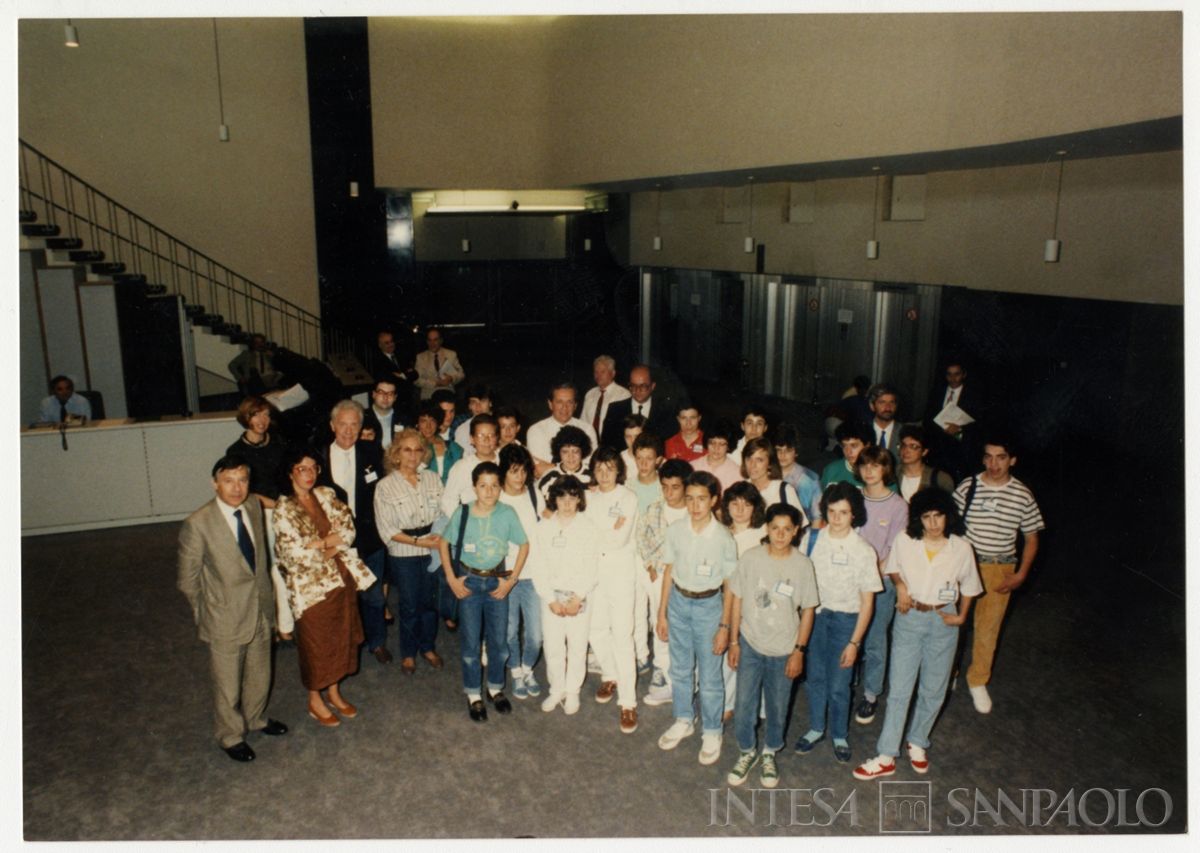 Econogioco 5: ritratto di gruppo della classe 3C della scuola media statale di Bregnano (Como), vincitrice della quinta edizione dell'Econogioco, con il commissario CEE Carlo Ripa di Meana presso la sede della CEE a Palais Berlaimont, Bruxelles, 1 luglio 1987 (fotografo sconosciuto)
