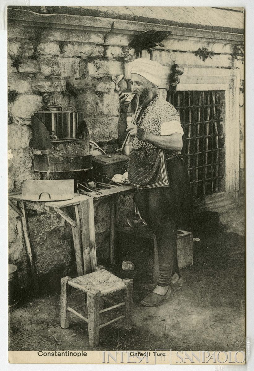 Preparazione del caffè turco in strada, Costantinopoli, ultimo quarto 1800 - 1926 (edizione Bon Marché, illustrazione di Goble Warwick)