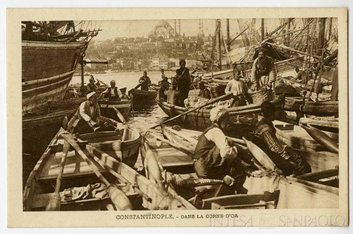 Costantinopoli e il Corno d'Oro con barche, ultimo quarto 1800 - 1926 (fotografo sconosciuto)