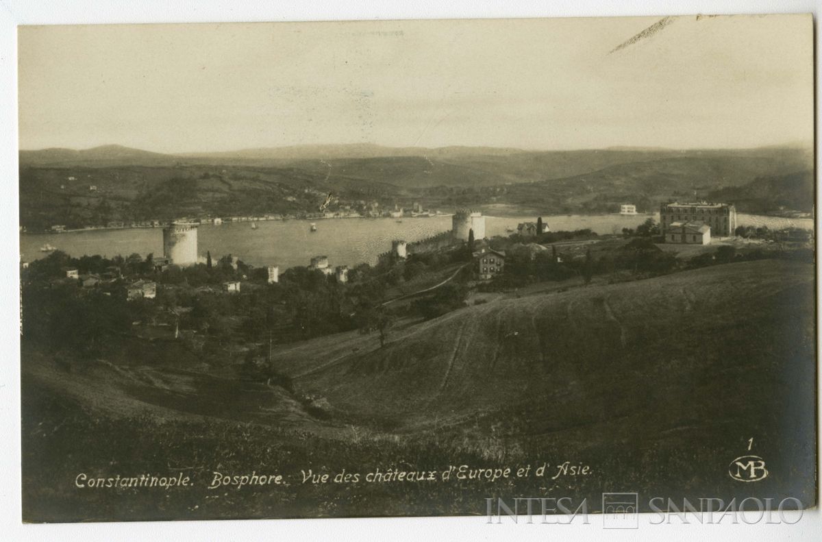 Fortezza di Rumeli Hisari o Castello d'Asia e vista del Bosforo, Costantinopoli, ultimo quarto 1800 - 1926 (edizione MB)