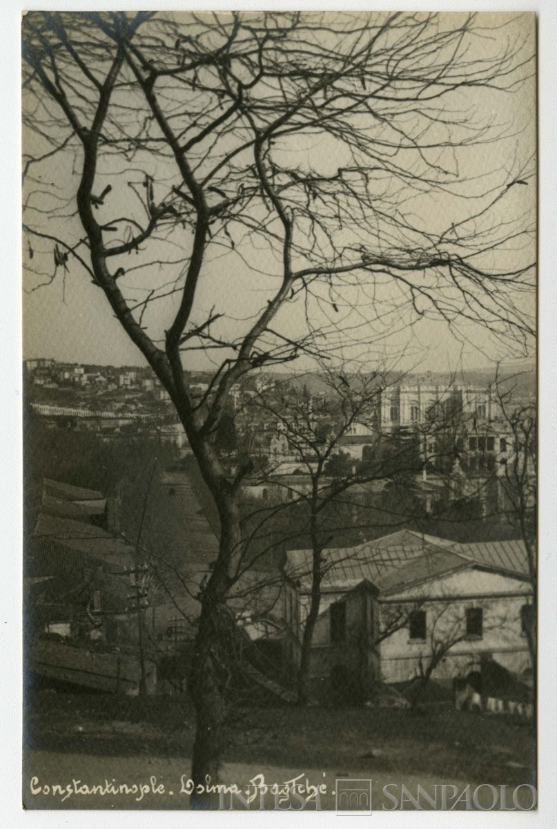 Costantinopoli con il Palazzo Dolmabahçe, ultimo quarto 1800 - 1926 (fotografo sconosciuto)