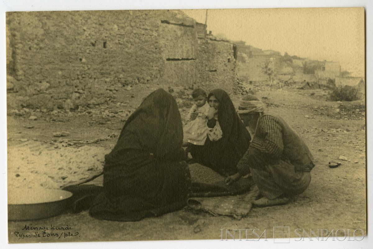 Ritratto di gruppo un uomo, due donne e un bambino turchi, ultimo quarto 1800 - 1926 (fotografo sconosciuto)