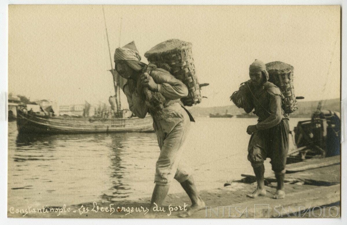 Scaricatori di porto a Costantinopoli, ultimo quarto 1800 - 1926 (fotografo sconosciuto)