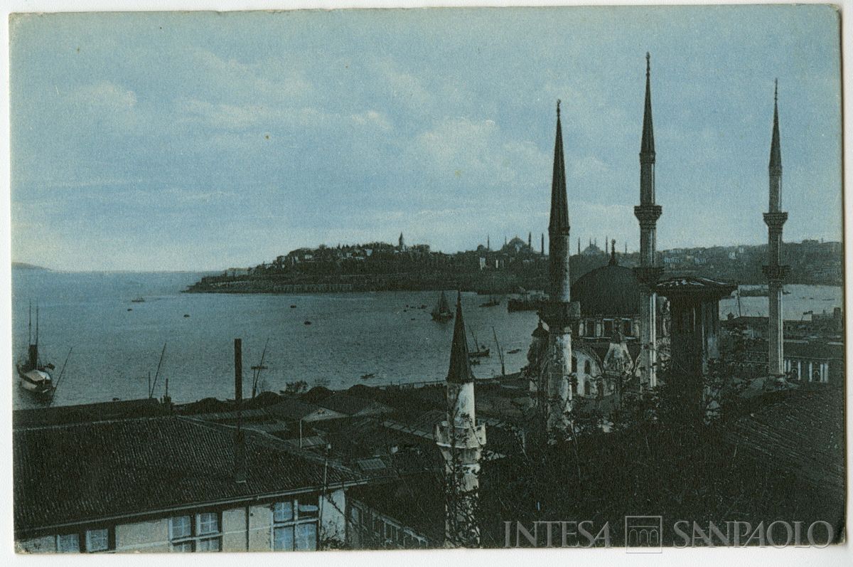 Quartiere di Tophane a Costantinopoli con la Moschea Nusretiye e, sullo sfondo, il promontorio del Serraglio, ultimo quarto 1800 - 1926 (fotografo sconosciuto)