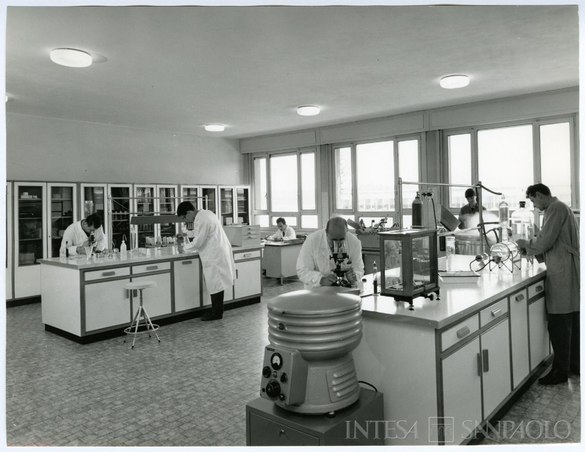 Cariplo, Ente lombardo per il potenziamento zootecnico: Centro Tori di Zorlesco, interno del laboratorio con personale al lavoro, 1968 (Publifoto)