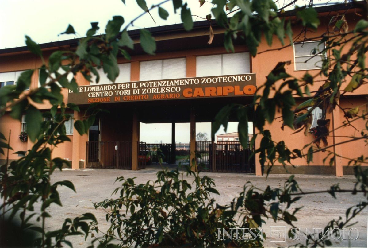 Cariplo, Ente lombardo per il potenziamento zootecnico: entrata principale del Centro Tori di Zorlesco, anni 1970 (foto di Mario La Porta)