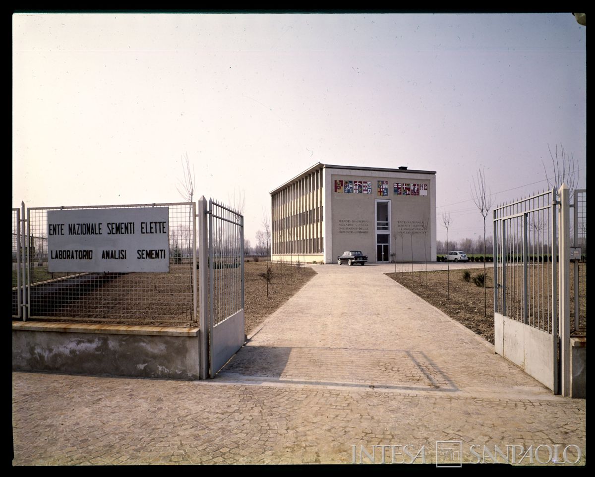 Cariplo, ENSE: esterni del laboratorio analisi sementi, ante 1963 (foto di Alfredo Pratelli)