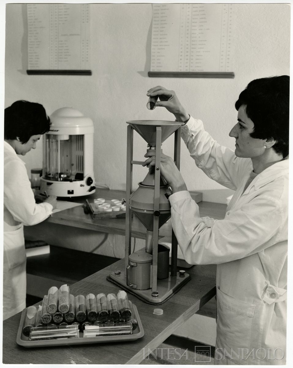 Cariplo, ENSE: personale nel laboratorio di analisi sementi, 1960-1968 (foto Publifoto)