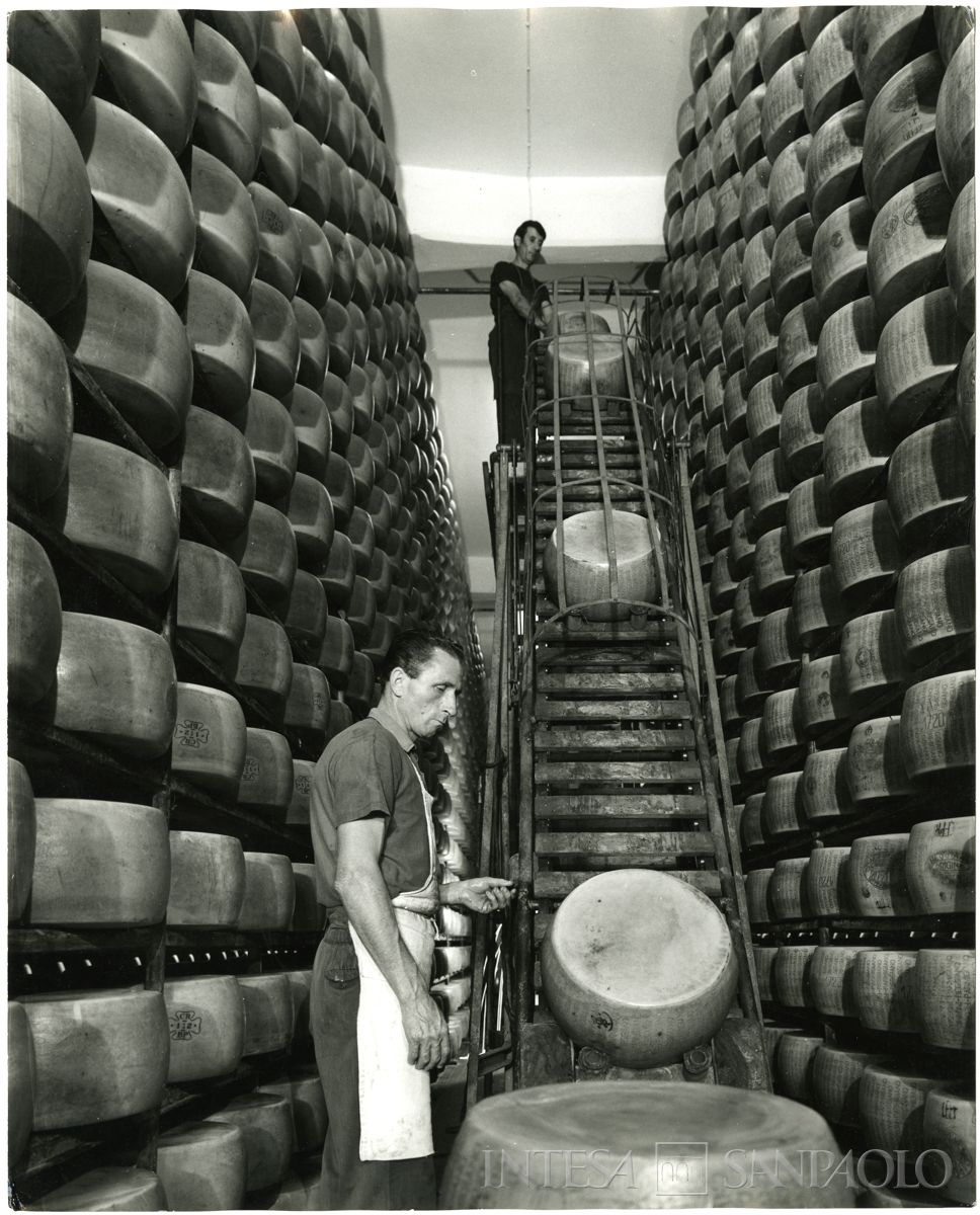 Magazzini Generali Fiduciari della Cariplo, Pegognaga: interno con vista della zona di stoccaggio del formaggio, 1968 circa (fotografia di Publifoto)