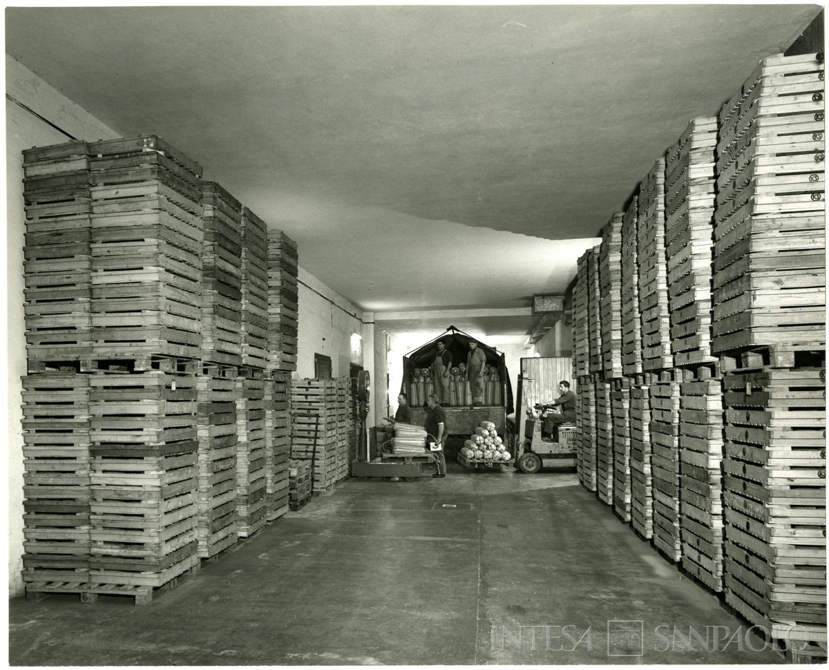 Magazzini Generali Fiduciari della Cariplo, Pegognaga: interno di magazzino, 1968 circa (fotografia di Publifoto)