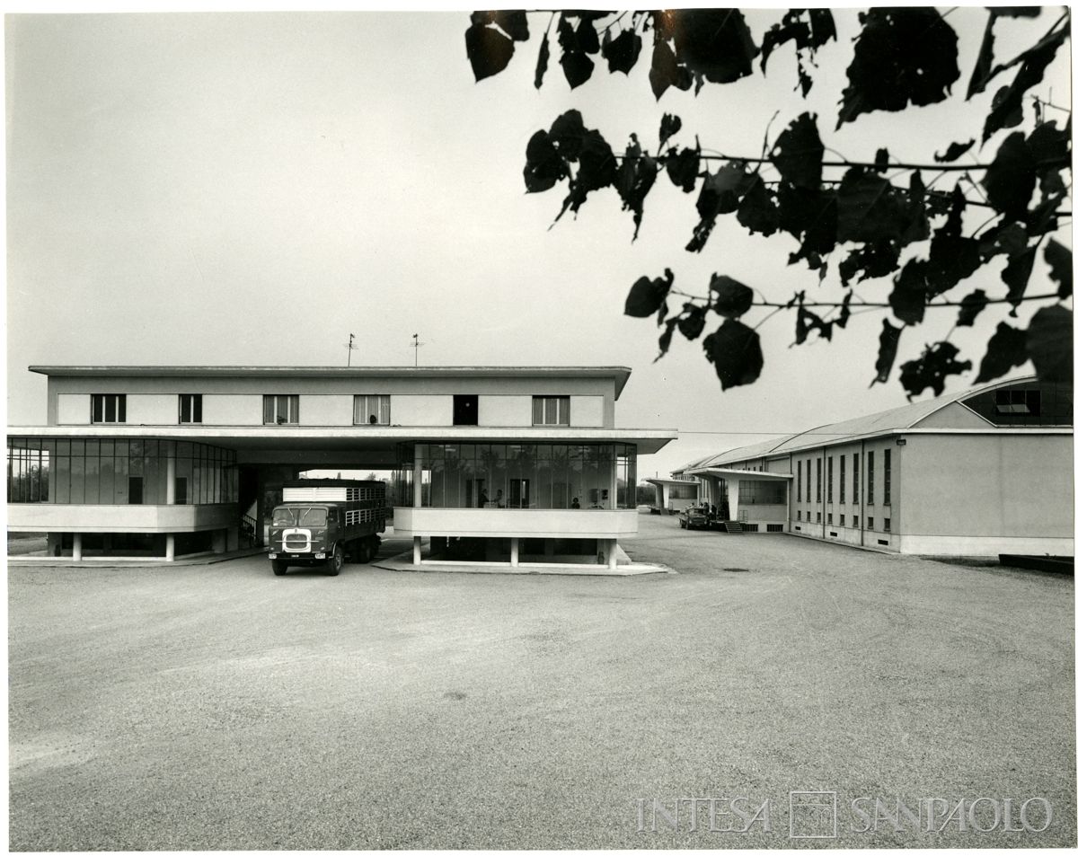 Magazzini Generali Fiduciari della Cariplo, Villa Poma: esterno, 1968 circa (fotografia di Publifoto)
