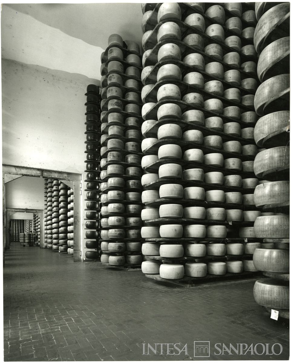 Magazzini Generali Fiduciari della Cariplo, Villa Poma: interno con magazzini per lo stoccaggio del formaggio, 1968 circa (fotografia di Publifoto)