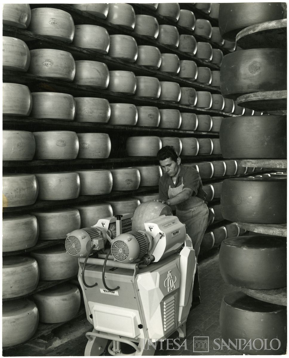 Magazzini Generali Fiduciari della Cariplo, Villa Poma: interno con magazzini per lo stoccaggio del formaggio, 1968 circa (fotografia di Publifoto)