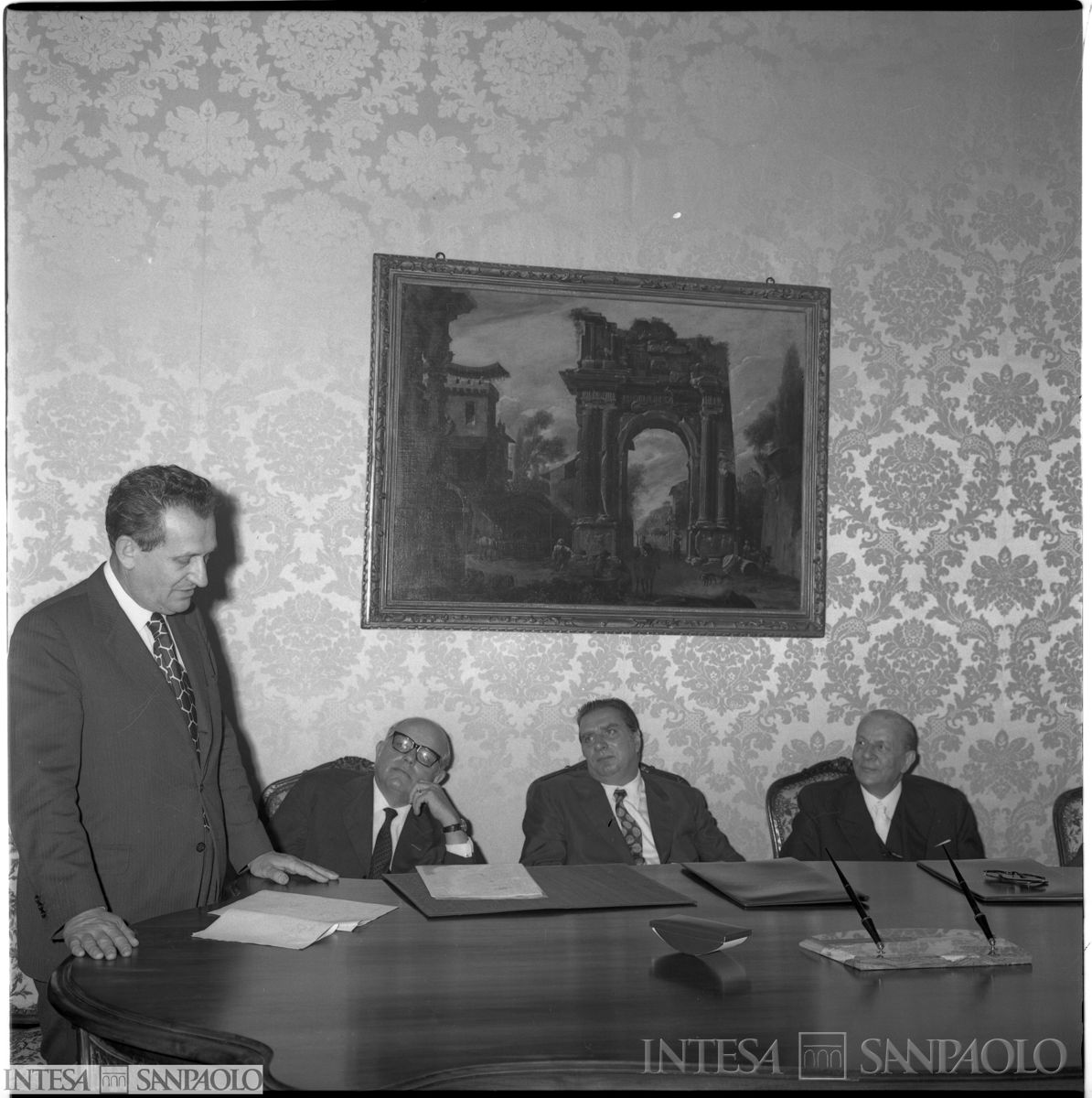 Firma della convenzione tra FAO e Cariplo presso la sede di Roma della Cariplo, 1971. In piedi il ministro Mario Pedini; seduti, da sinistra il direttore della FAO Addeke Hendrik Boerma, il ministro Lorenzo Natali, il presidente della Cariplo Giordano Dell'Amore (Pontificia fotografia Giuseppe Felici)