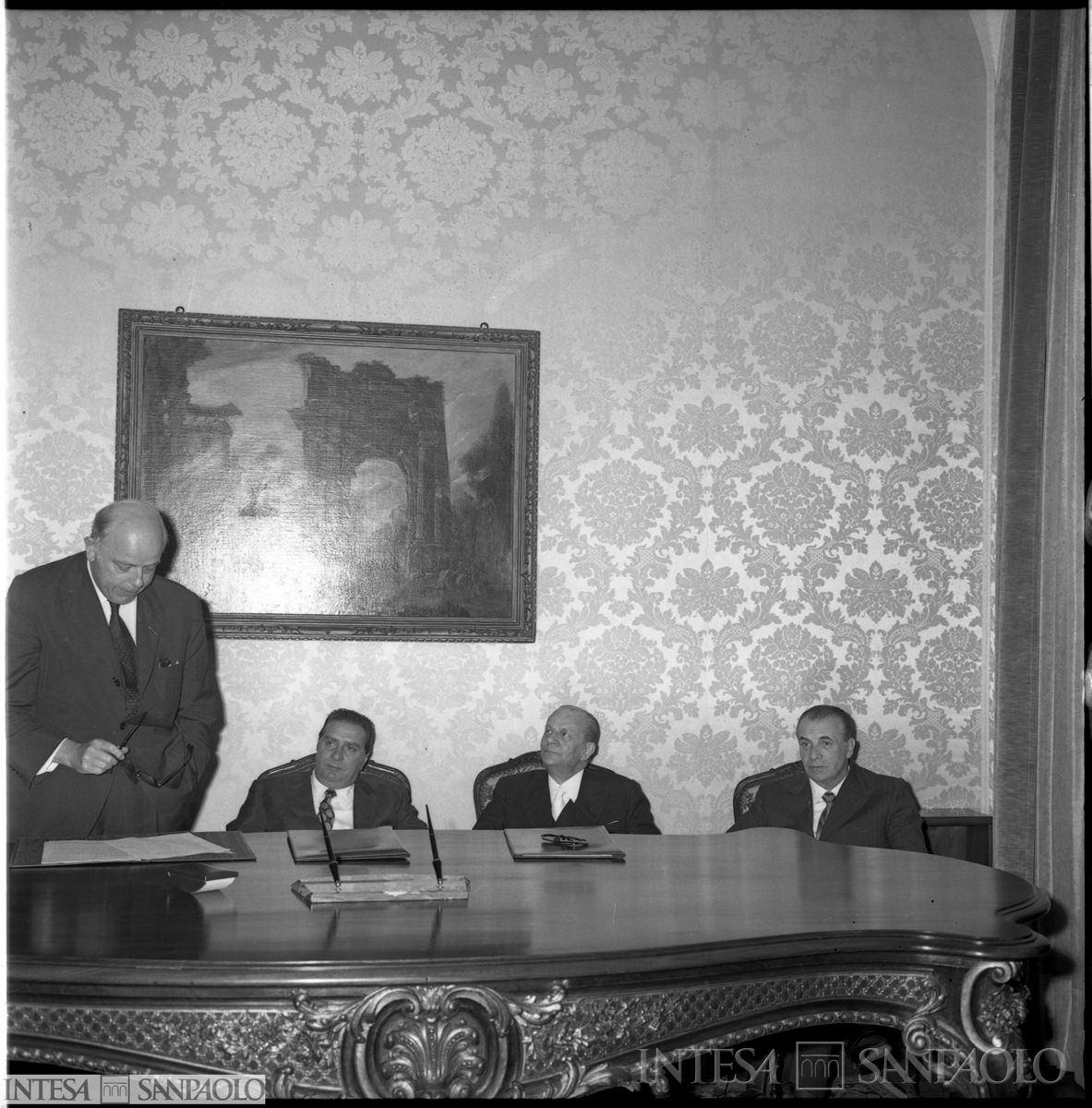Firma della convenzione tra FAO e Cariplo presso la sede di Roma della Cariplo, 1971. In piedi il direttore della FAO Addeke Hendrik Boerma, seduti da sinistra il ministro Lorenzo Natali, il presidente della Cariplo Giordano Dell'Amore e persona n.i. (Pontificia fotografia Giuseppe Felici)