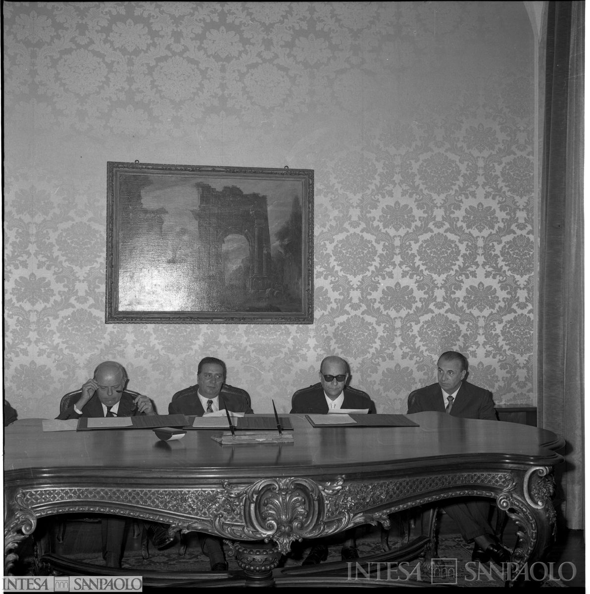 Firma della convenzione tra FAO e Cariplo presso la sede di Roma della Cariplo, 1971. Da sinistra il direttore della FAO Addeke Hendrik Boerma, il ministro Lorenzo Natali, il presidente della Cariplo Giordano Dell'Amore e persona n.i. (Pontificia fotografia Giuseppe Felici)