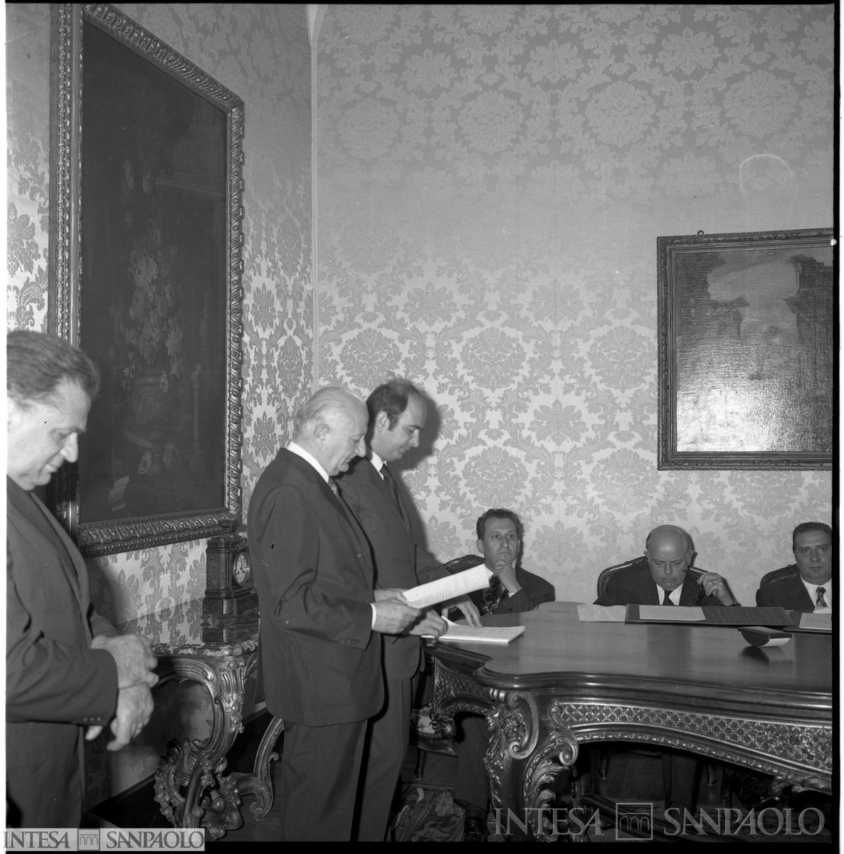 Firma della convenzione tra FAO e Cariplo presso la sede di Roma della Cariplo, 1971. In piedi, secondo da sinistra, Luigi Falaguerra con fogli in mano; seduti da sinistra il ministro Mario Pedini, il direttore della FAO Addeke Hendrik Boerma e il ministro Lorenzo Natali (Pontificia fotografia Giuseppe Felici)