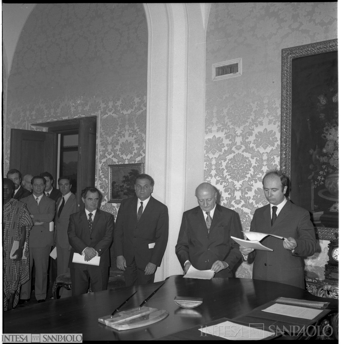 Firma della convenzione tra FAO e Cariplo presso la sede di Roma della Cariplo, 1971. In piedi, secondo da destra, Luigi Falaguerra (Pontificia fotografia Giuseppe Felici)