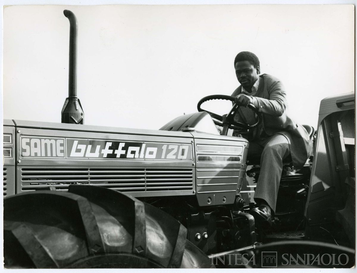 Visita alla SAME di borsista n.i. ritratto al volante di un trattore, ante 1977 (Foto Attualità di Leoni e Cesni)