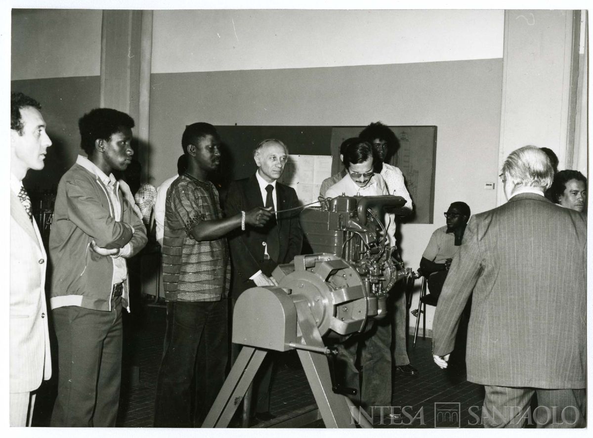 Visita dei borsisti del Finafrica allo stabilimento della SAME, post 1972-1977 circa (Foto Attualità di Leoni e Cesni)