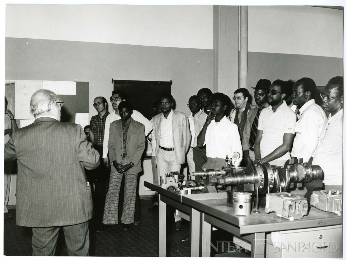 Visita dei borsisti del Finafrica allo stabilimento della SAME, post 1972-1977 circa (Foto Attualità di Leoni e Cesni)