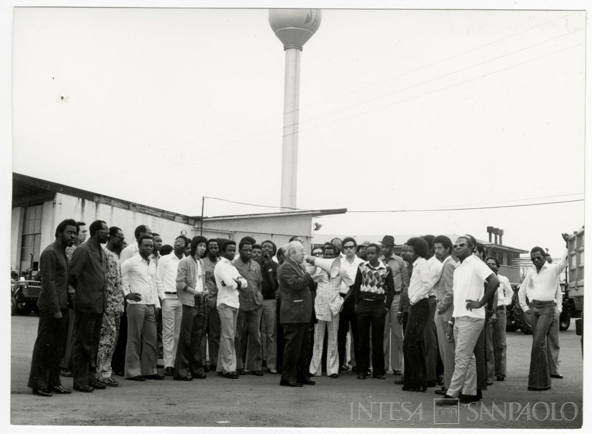 Visita dei borsisti del Finafrica allo stabilimento della SAME, post 1972-1977 circa (Foto Attualità di Leoni e Cesni)