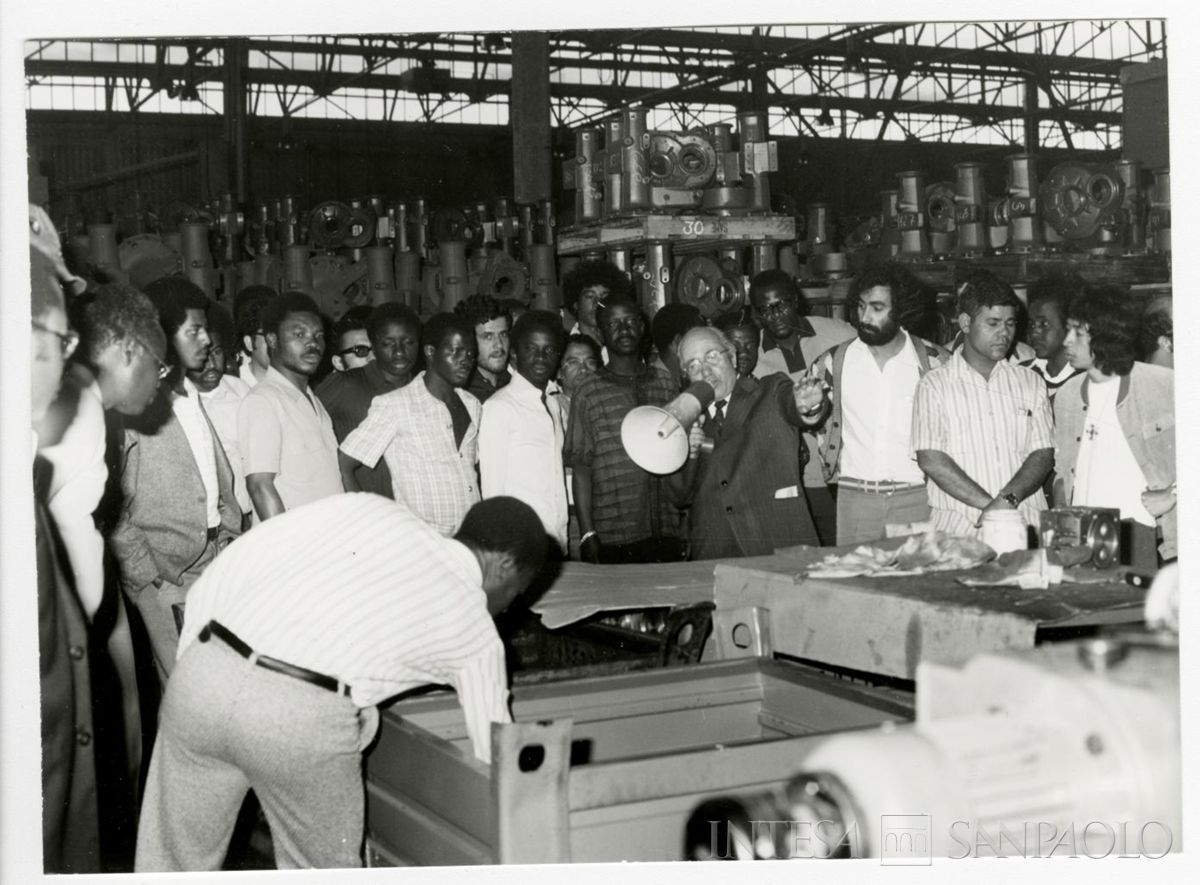 Visita dei borsisti del Finafrica allo stabilimento della SAME, post 1972-1977 circa (Foto Attualità di Leoni e Cesni)