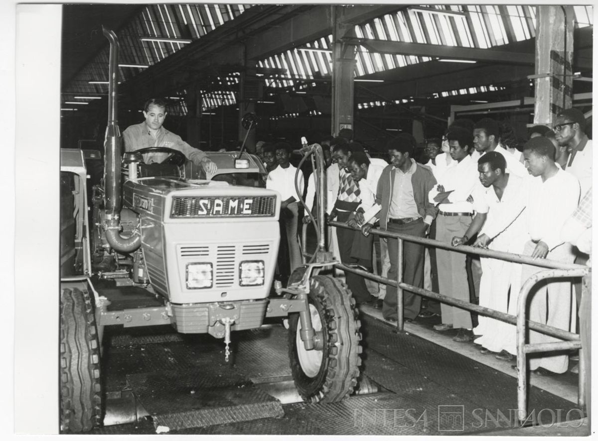 Visita dei borsisti del Finafrica allo stabilimento della SAME: visione del trattore Corsaro70, post 1972-1977 circa (Foto Attualità di Leoni e Cesni)