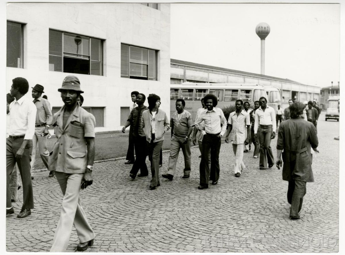 Visita dei borsisti del Finafrica allo stabilimento della SAME, post 1972-1977 circa (Foto Attualità di Leoni e Cesni)