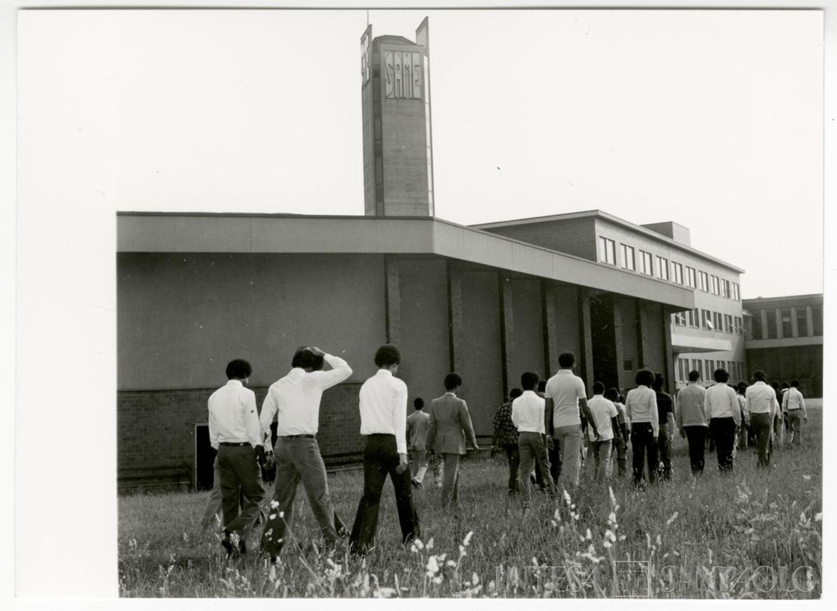 Visita dei borsisti del Finafrica allo stabilimento della SAME, post 1972-1977 circa (Foto Attualità di Leoni e Cesni)